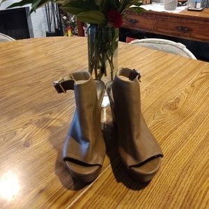 Kayleen By Los Angeles Wedges